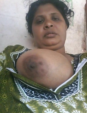 Big boobs indian desi auntys show her boobs pussy ass